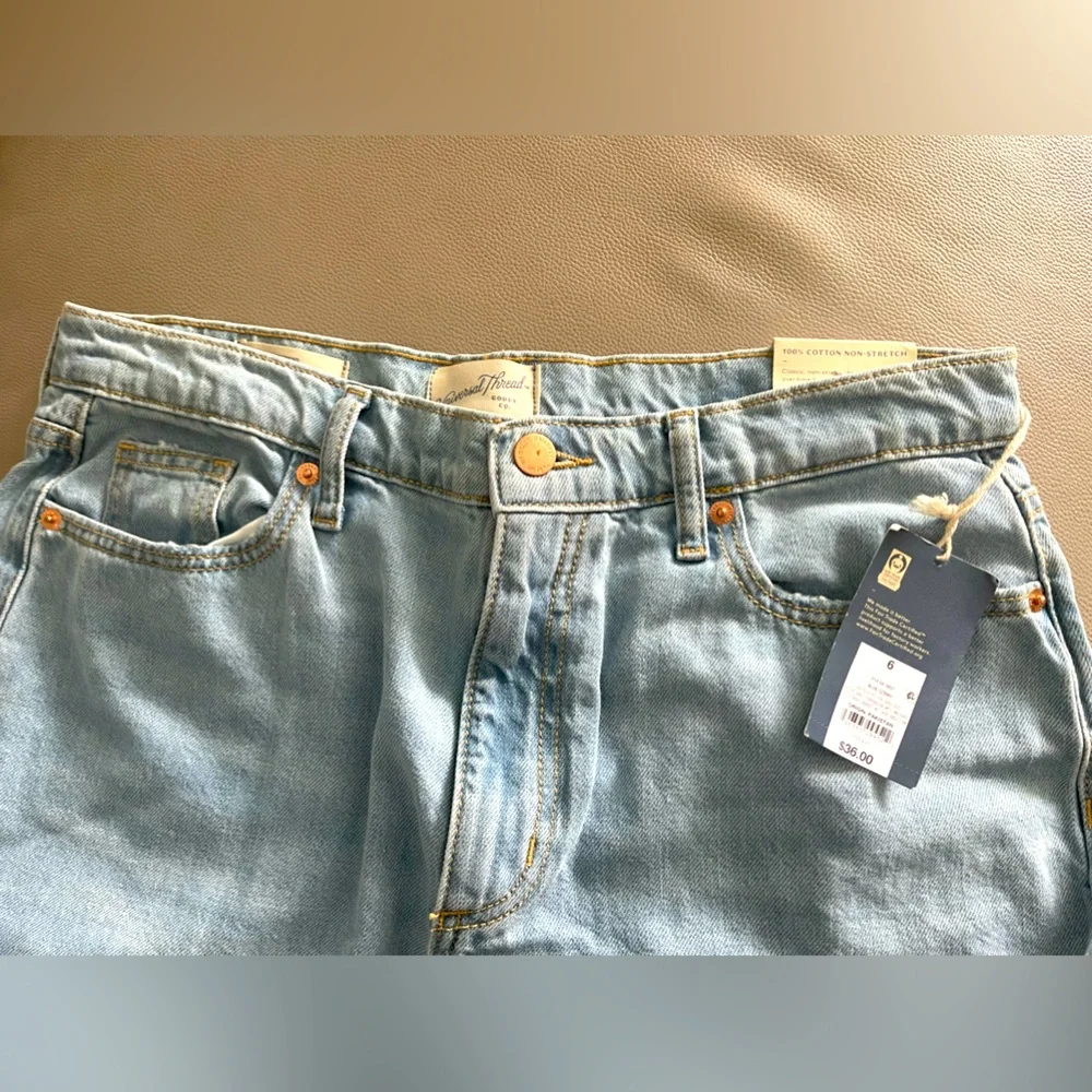 Women's Mid-Rise Boyfriend Jeans - Universal Thread Light Wash size 6